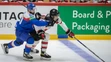 Zľava kapitán Tomáš Tatar a Dylan Cozens (Kanada) v zápase na MS 2022.