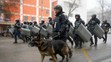  Kazachšká polícia vystrelila omračujúce granáty a zadržala 200 ľudí