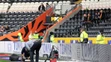 Robotníci upravujú bránky pred zápasom Hull - Birmingham.