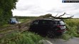 Na idúce auto spadol strom.