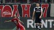 Esteban Cambiasso z Olympiacosu oslavuje svoj gól v osemfinále EL proti Besiktasu.