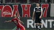 Esteban Cambiasso z Olympiacosu oslavuje svoj gól v osemfinále EL proti Besiktasu.