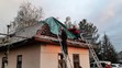 Poškodená strecha domu v Závadke.