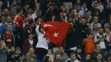 Hráči Besiktasu jasajú po góle v sieti Lyonu vo štvrťfinále EL.