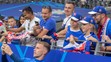 Ondrej Duda (dole) sa fotí s fanúšikmi po zápase s Rumunskom na ME 2024.