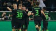 Radosť hráčov Borussie Mönchengladbach po strelení gólu v domácom zápase LM proti FC Barcelona.