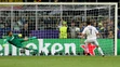 Cristiano Ronaldo premieňa rozhodujúcu penaltu vo finále Ligy majstrov 2015/2016.