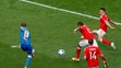 Slovenský futbalista Ondrej Duda strieľa do siete waleského brankára historicky prvý gól Slovenska na ME. 