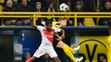 Thomas Lemar (vľavo) z Monaca hlavičkuje vo štvrťfinále LM spolu s Lukaszom Piszczekom z Dortmundu.