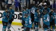 Sklamaní hráči Sharks odchádzajú z ľadu po prehre v šiestom zápase finále play off NHL.