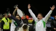 Portugalčan Vieirinha leje pivo na trénera Wolfsburgu Dietera heckinga po výhre vo finále Nemeckého pohára.