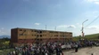 Ľudia na sídlisku Luník IX pred príchodom pápeža.