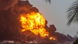 Plamene a dym stúpajú zo  skladiska paliva počas požiaru v provincii Matanzas na Kube.