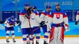 Sklamaní slovenskí hokejisti po prehre v semifinále ZOH 2022 proti Fínsku.