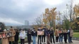 Tichý protest študentov žurnalistiky pre Úradom vlády SR