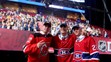 Šimon Nemec, Juraj Slafkovský a Filip Mešár na spoločnej fotografii z draftu do NHL. 