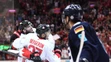 Patrice Bergeron oslavuje vyrovnávajúci gól proti Tímu Európy so spoluhráčmi Brentom Burnsom a Stevenom Stamkosom. 