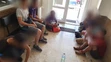 Polícia našla ilegálnych imigrantov pod vlakovým vozňom.