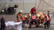 Záchranári odvážajú zraneného cestujúceho po výbuchu na bruselskom letisku Zaventem.