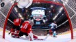 Tomáš Tatar (Tím Európa) strieľa gól, uprostred prekonaný kanadský brankár Carey Price.