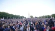 Davy ľudí pred Buckinghamským palácom.