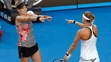 Radosť Američanky Bethanie Mattek-Sandsovej (vľavo) a Češky Lucie Šafářovej po triumfe v štvorhre žien na Australin Open.