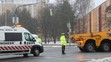 Konvoj s demolačným strojom, ktorý zbúral bytovku v Prešove.