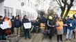 Na snímke zamestnanci DPMK počas zhromaždenia pred dopravným podnikom mesta Košíc.