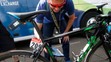 Predstaviteľ Medzinárodnej cyklistickej únie  testuje bicykel pretekára na mechanický doping.jpg