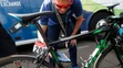 Predstaviteľ Medzinárodnej cyklistickej únie  testuje bicykel pretekára na mechanický doping.jpg