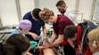 Zdravotníci zachraňujú dieťa v mestskej nemocnici Mariupol na východe Ukrajiny po ostreľovaní.