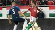 Zľava Nemci Serge Gnabry a Marcel Halstenberg oslavujú gól v kvalifikácii ME 2020 na pôde Severného Írska.