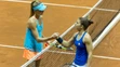 Daniela Hantuchová podáva ruku Talianke Sare Erraniovej. 