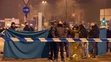 Policajti zakrývajú telo Anisa Amriho po tom, čo ho zastelili muži zákona v meste Sesto San Giovanni.