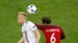 Portugalský veterán Ricardo Carvalho (vpravo) v hlavičkovom súboji s Kolbeinnom Sigthorssonom z Islandu na ME vo Francúzsku.