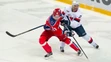 Ľubomír Višňovský (Slovan) a vľavo Roman Ľubimov (CSKA) počas druhého stretnutia 1. kola play off KHL.
