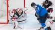 Darcy Kuemper (Kanada), Niko Ojamäki (Fínsko) a Sean Walker (Kanada) vo finálovom zápase MS 2021 v Rige.