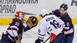Zľava Barry Brust (Slovan), Edwin Hedberg (Medveščak Zahreb) a Michal Sersen (Slovan) vo vzájomnom zápase KHL.