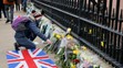 Británia plače za princom Philipom. Pred palácom sa zbierajú davy ľudí