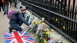 Británia plače za princom Philipom. Pred palácom sa zbierajú davy ľudí
