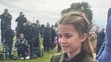 Princezná Charlotte si preberá kvety. 