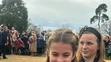 Princezná Charlotte si preberá kvety. 
