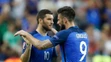 Francúz André Pierre Gignac (vľavo) podáva ruku reprezentačnému kolegovi Olivierovi Giroudovi vo finále ME.