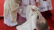 Pápež František spadol na schodoch.
