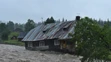 Rozvodnený potok Javorinka berie so sebou starší dom v Podspádoch vo Vysokých Tatrách. 