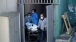Kňaz v Madride vykonáva pohrebný obrad obete nového koronavírusu aj za prítomnosti pozostalých.