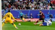 Belgičan Yannick Carrasco v šanci pred bránkou Francúzska v osemfinále ME 2024.