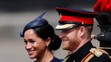 Meghan a Harry v sprievode.