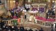 Pohľad na smútočné zhromaždenie v Katedrálnej Bazilike svätého Emeráma na Nitrianskom hrade počas rozlúčky s kardinálom Korcom.