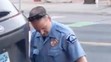 Na snímke z videozáznamu policajný dôstojník v Minneapolise Derek Chauvin kľačí na krku Georga Floyda.